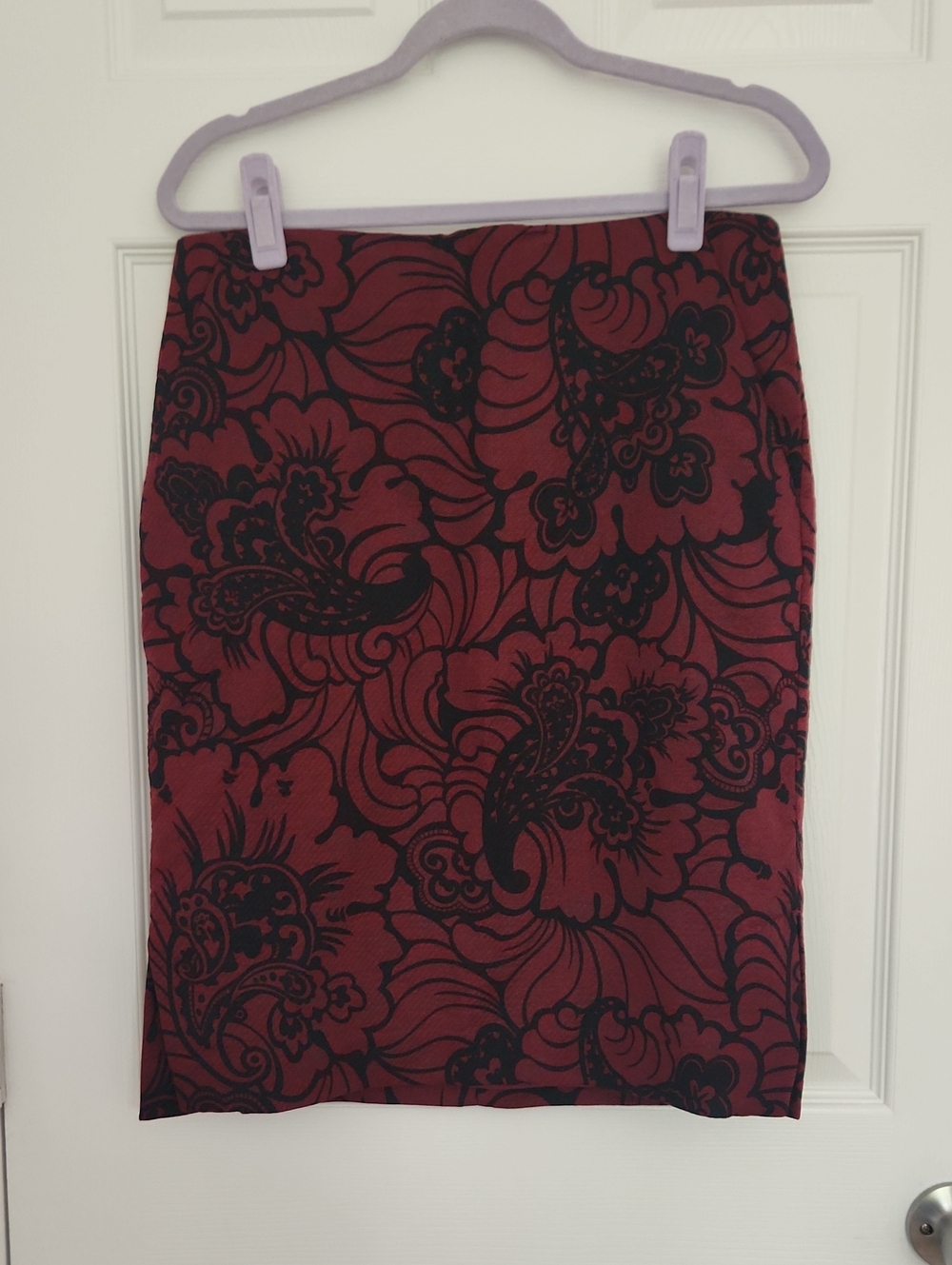 Business Casual Office Work LOFT Burgundy Black Floral-Print Pencil Skirt